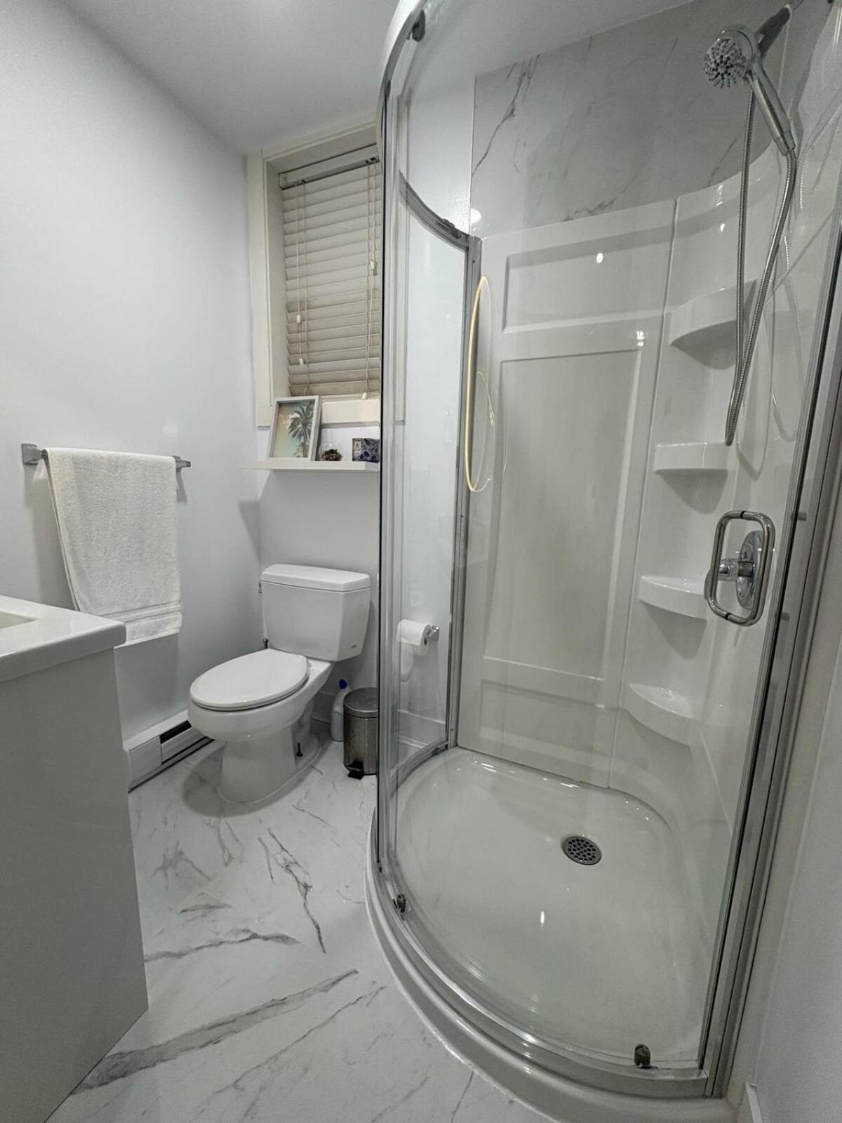 Guest Room With Private Bath In Langford 빅토리아 외부 사진