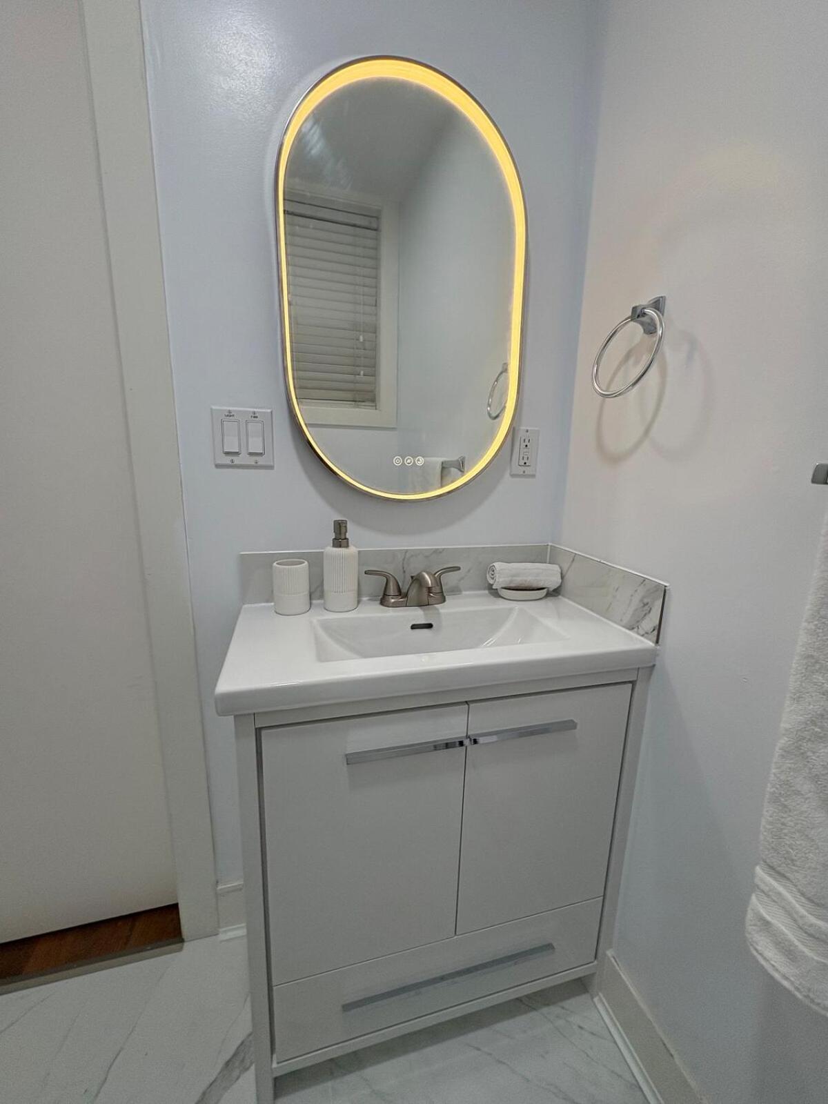 Guest Room With Private Bath In Langford 빅토리아 외부 사진