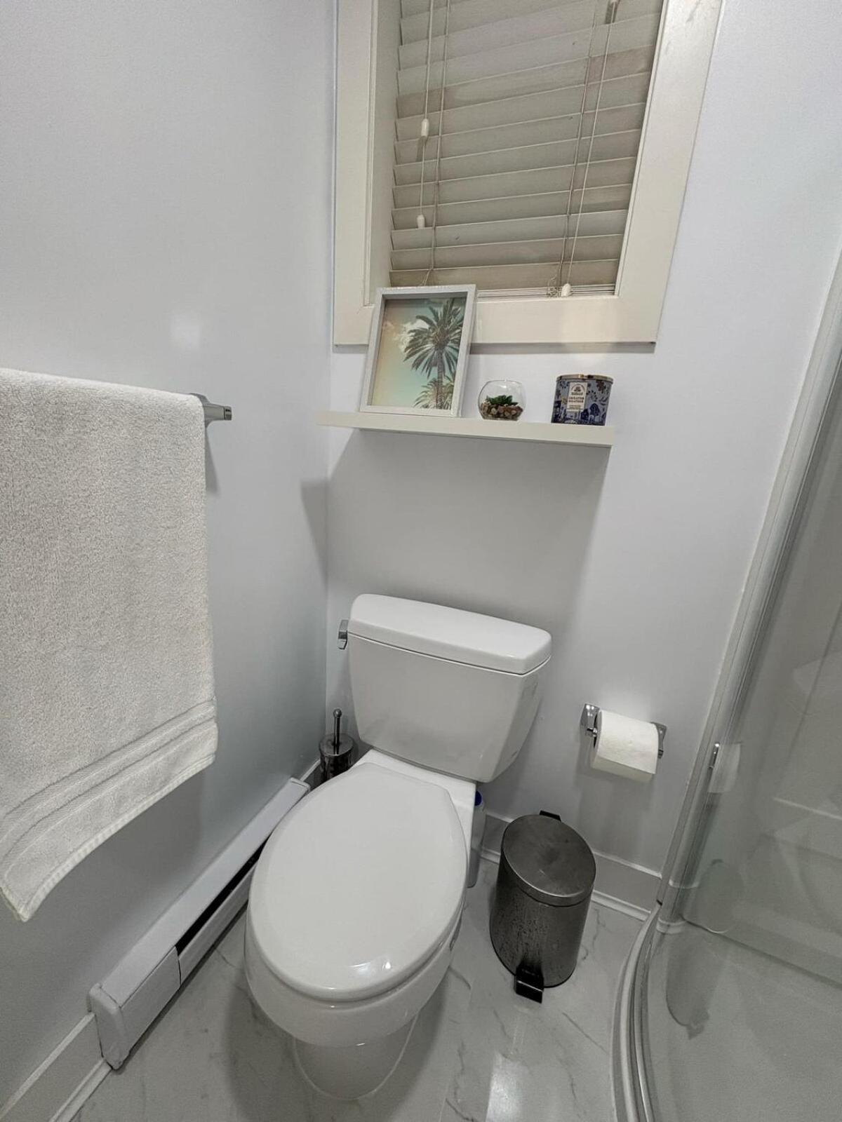 Guest Room With Private Bath In Langford 빅토리아 외부 사진