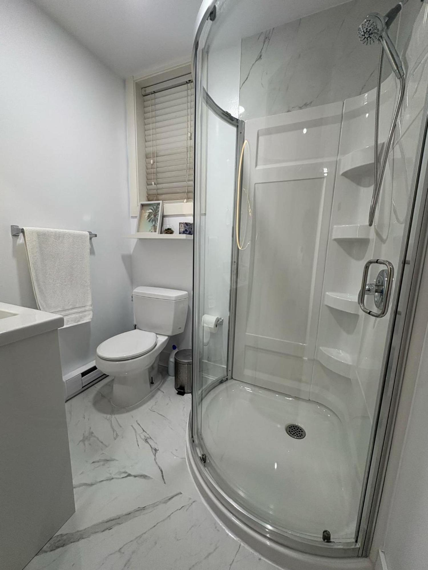 Guest Room With Private Bath In Langford 빅토리아 외부 사진